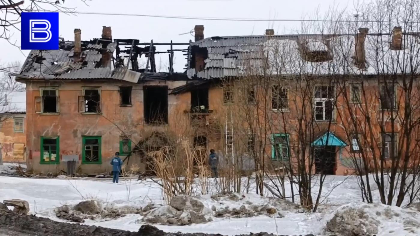Спасатели более 11 часов боролись с огнем в деревянном доме на Карла Либкнехта 