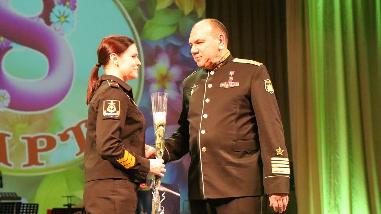 Военнослужащие и командующий Северным флотом поздравили северянок с Международным женским днем 