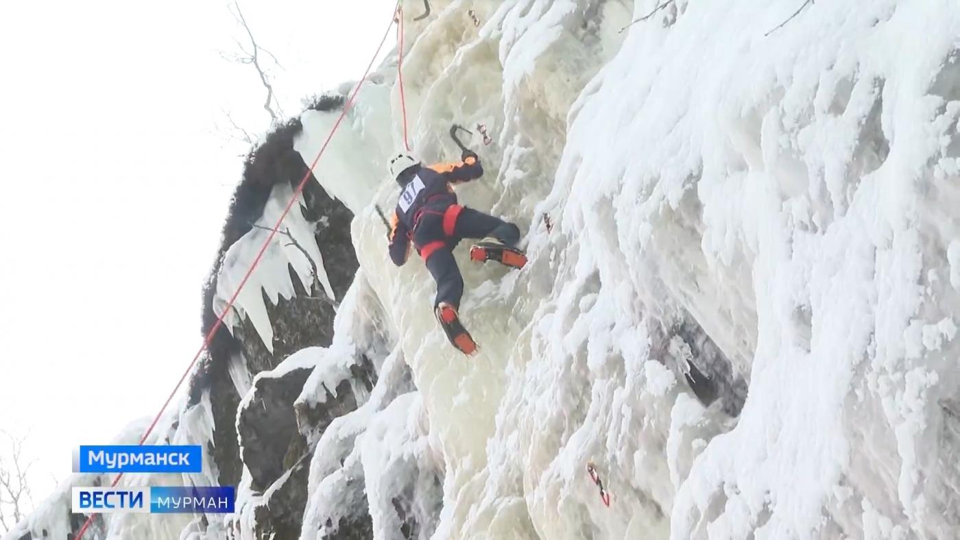 На 20 метров в высоту по отвесной обледеневшей скале: чемпионат по альпинизму прошел на Празднике Севера во второй раз