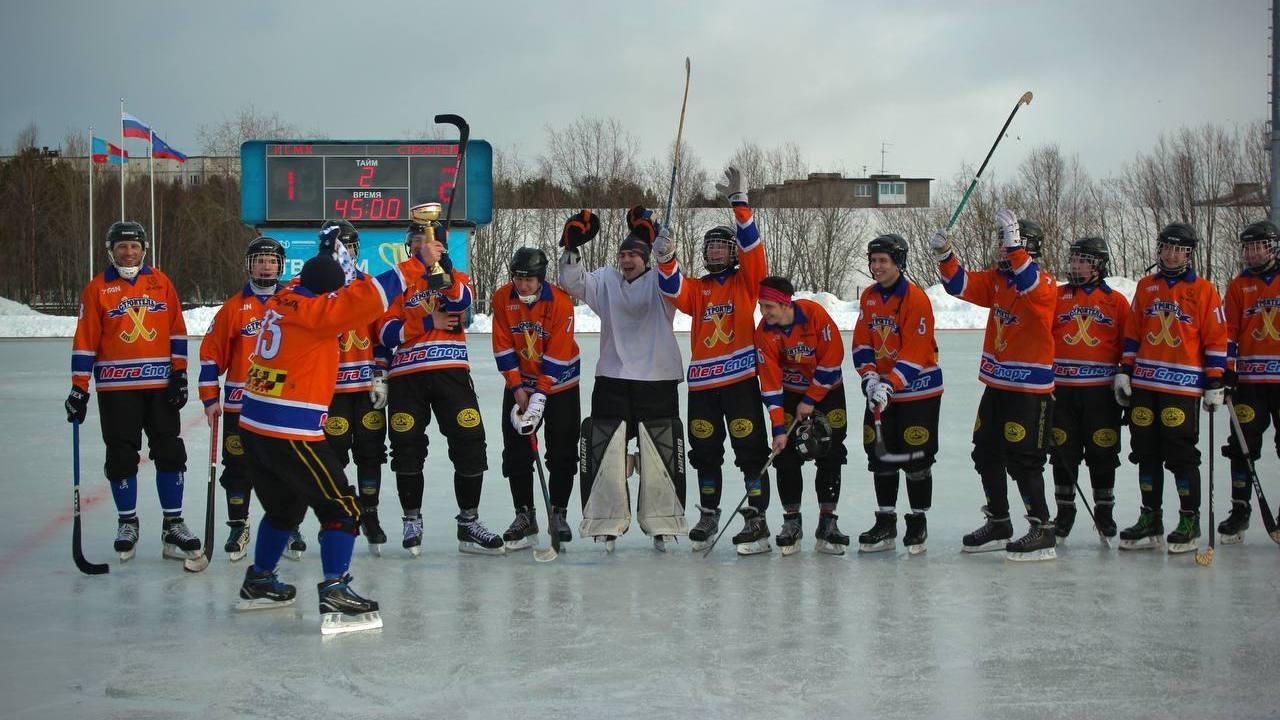 Команда из Мурманска &quot;Строитель&quot; одержала победу в региональном чемпионате по хоккею с мячом