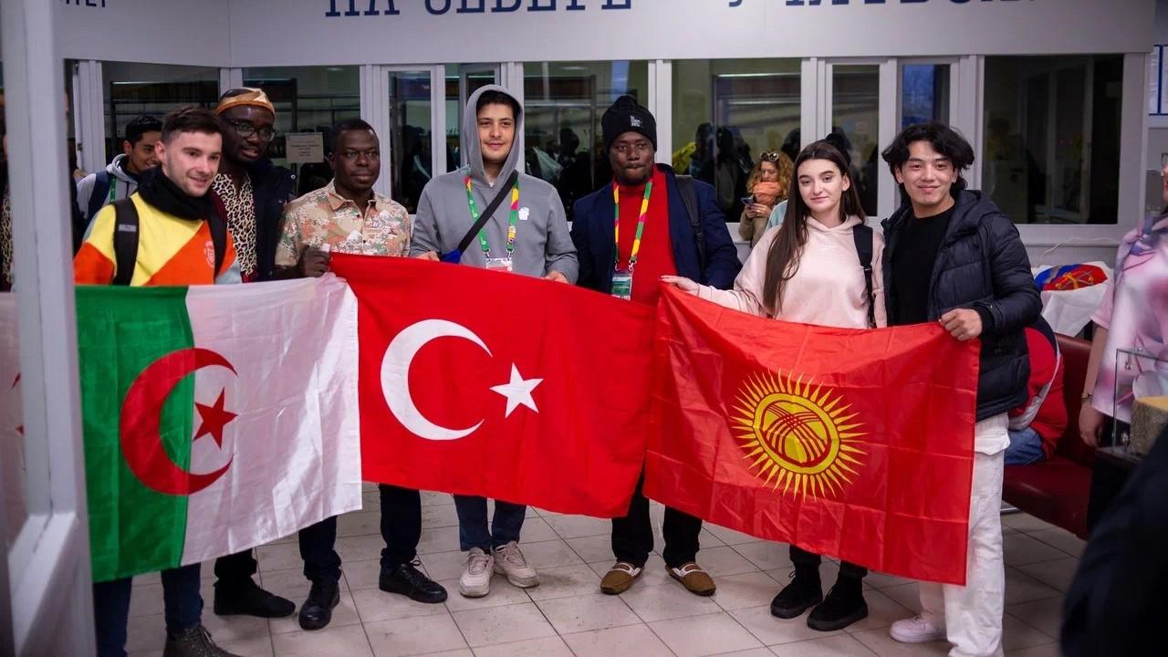 Иностранная делегация со Всемирного фестиваля молодежи приехала в Мурманск