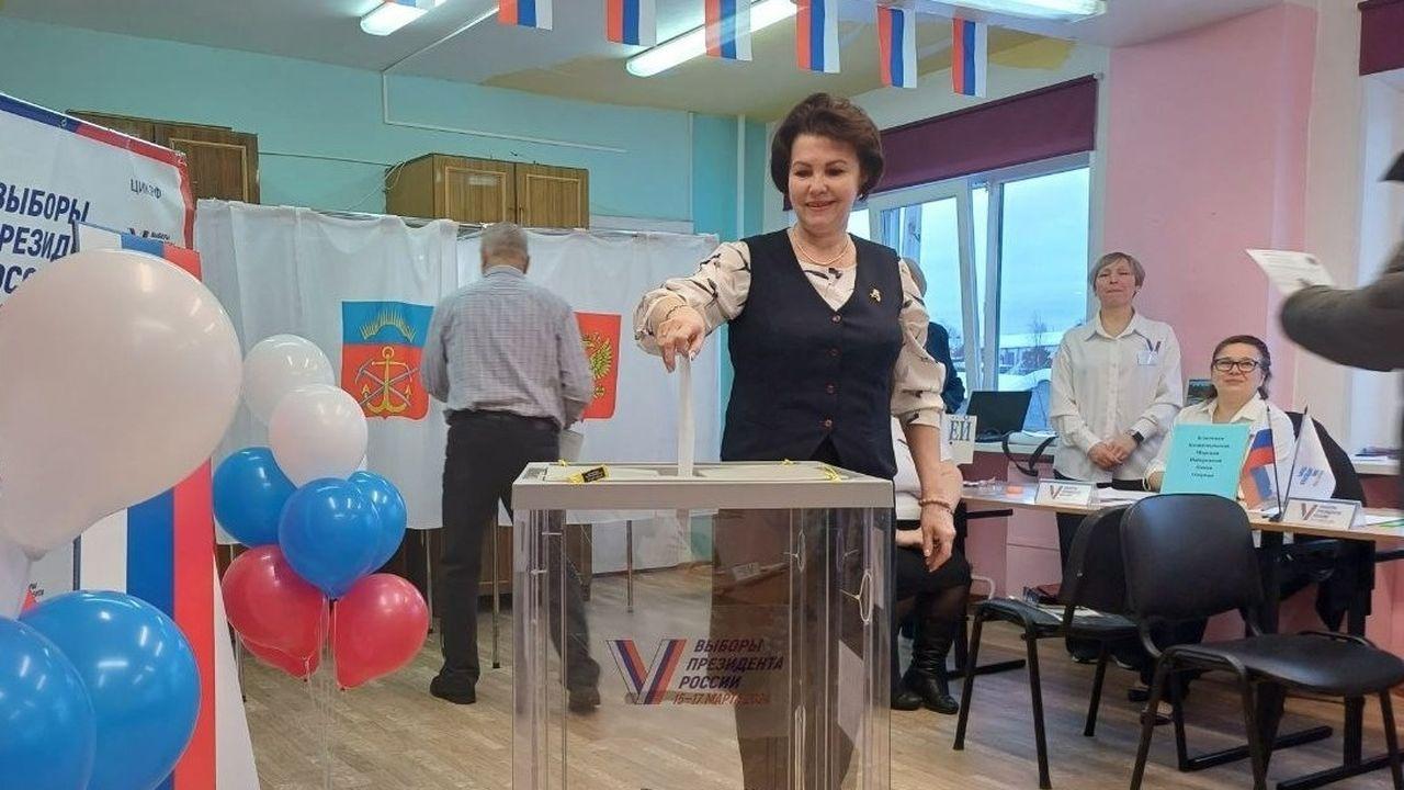 Глава Терского района стала первым проголосовавшим на местном избирательном участке 