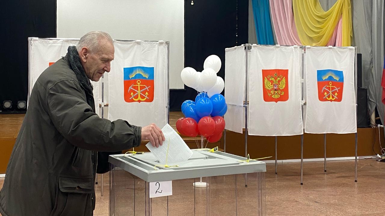 Жители Мончегорска голосуют на выборах президента России
