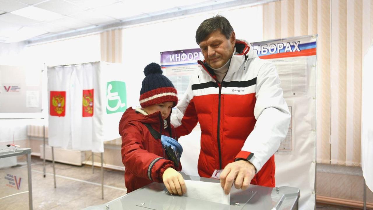 Сергей Коробков пришел на выборы вместе с родными
