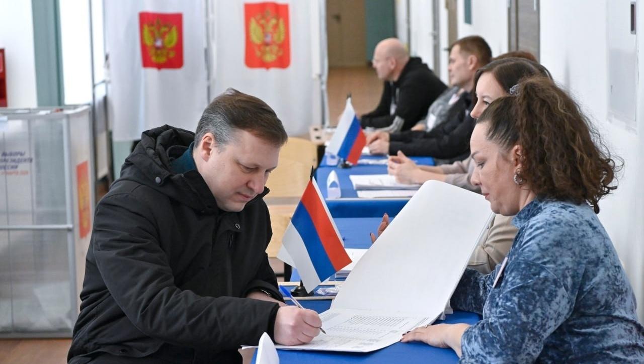 Глава ЗАТО г. Североморск Олег Прасов проголосовал под звуки военного оркестра Северного флота