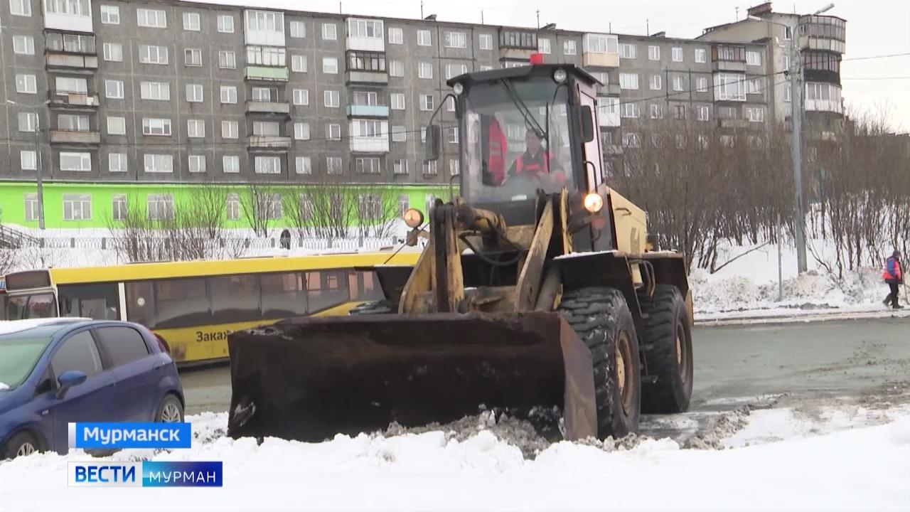 Городские службы убирают снег в Мурманске ежедневно и круглосуточно в штатном режиме