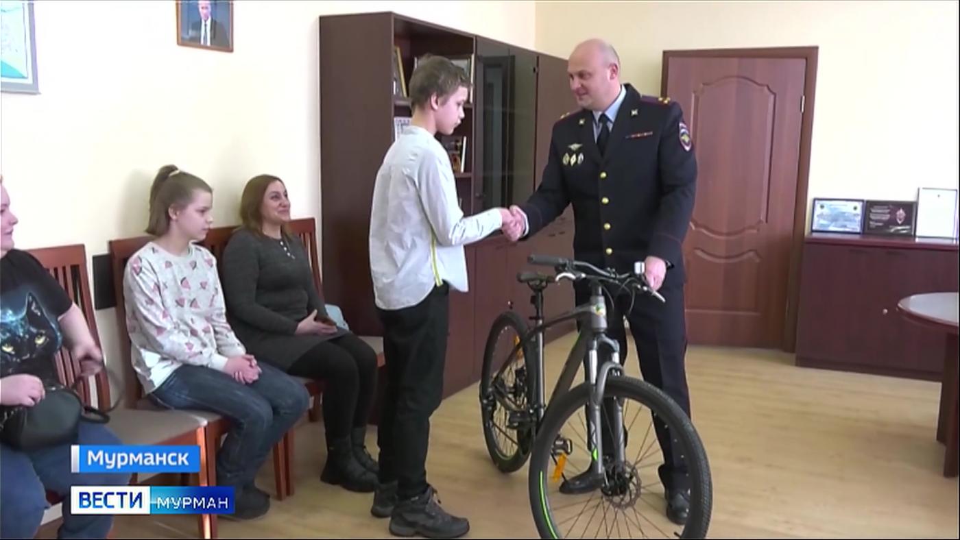 Полицейские в роли волшебников: мурманский мечтатель Дима получил заветный подарок – велосипед