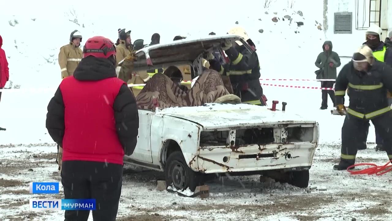 Спасатели и пожарные состязались в мастерстве по ликвидации последствий ДТП в Мурманской области