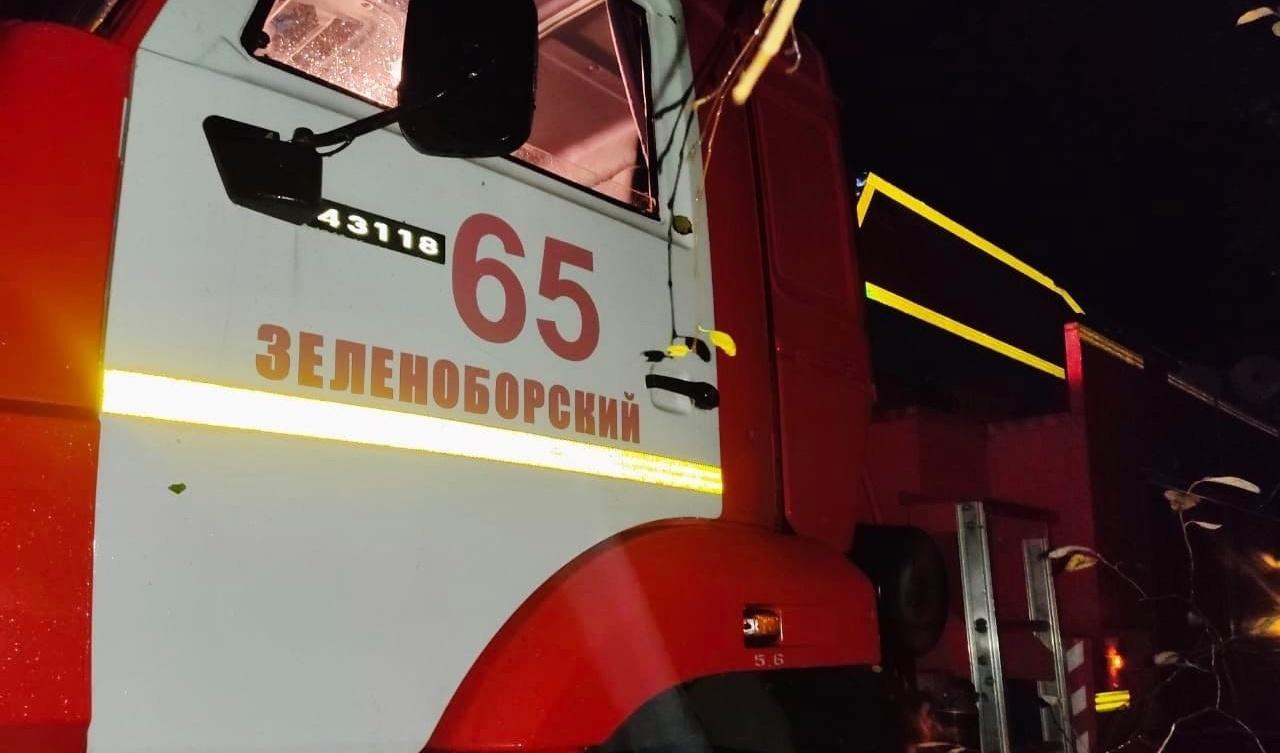 Из-за пожара на складе магазина из жилого дома в Зеленоборском эвакуировали 20 человек