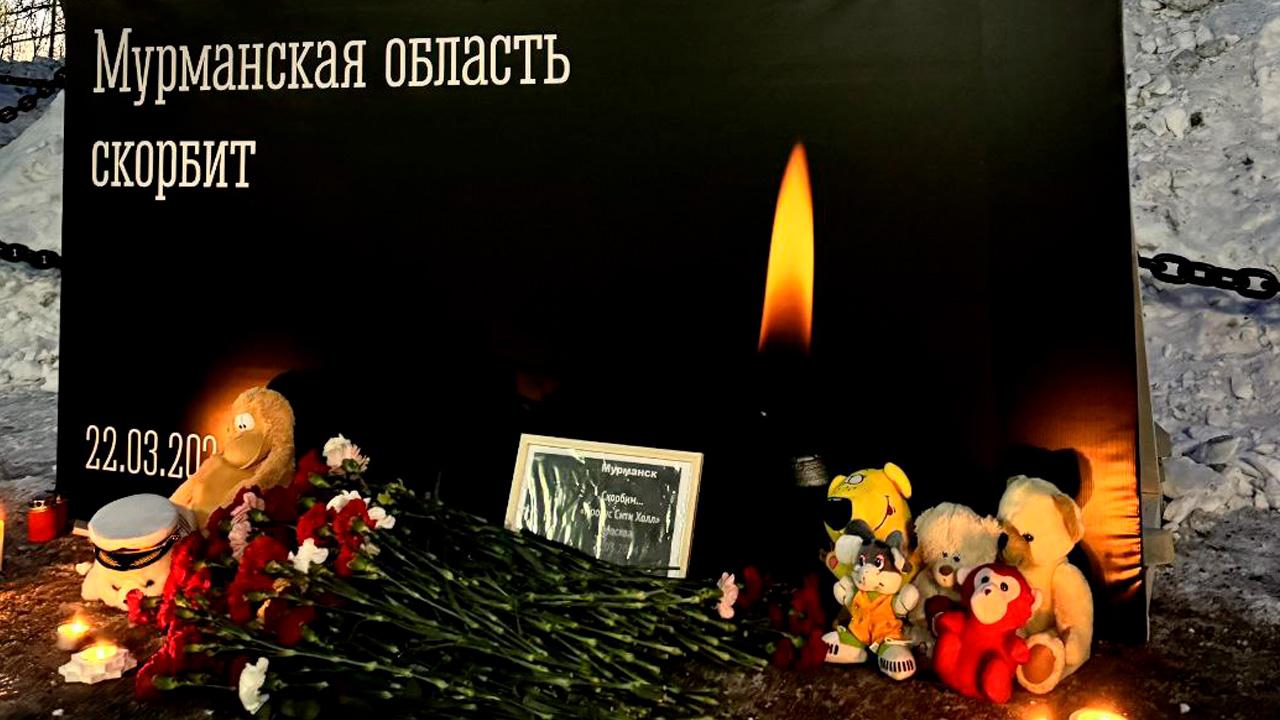 Мурманчане продолжают нести цветы к стихийному мемориалу жертвам теракта в Подмосковье 