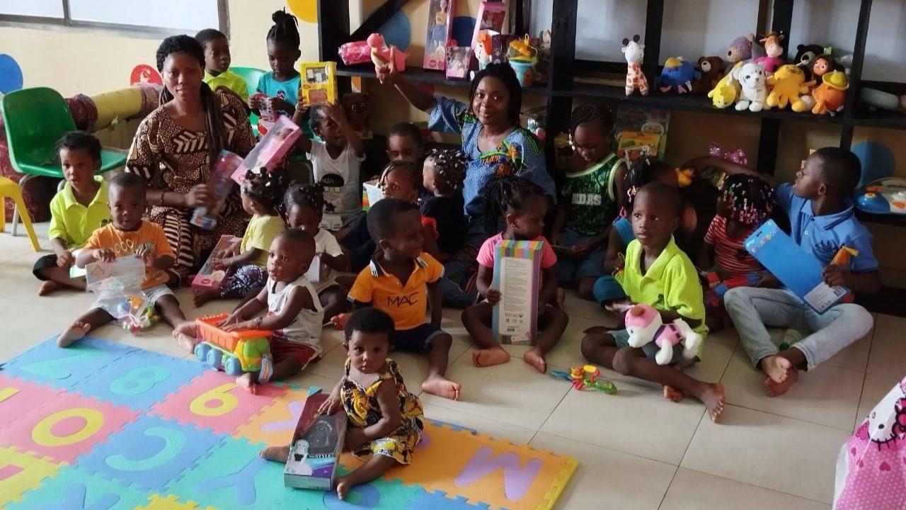 Дети Бенина получили игрушки от жителей Мурманской области