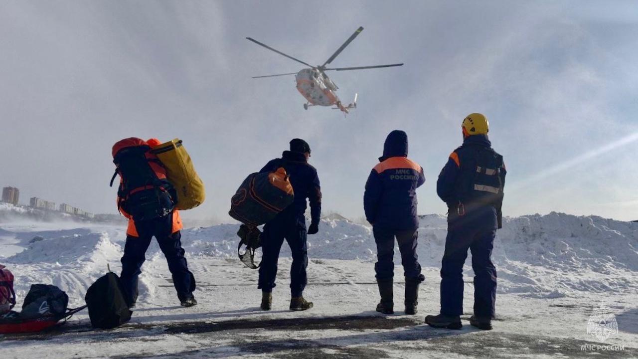 Спасатели доставили получившего обморожения рыбака в Мурманск