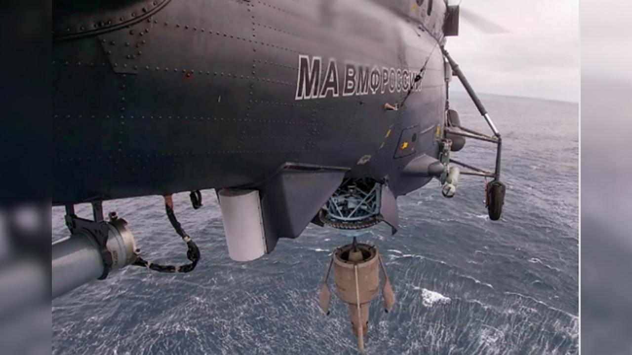 Экипажи противолодочных вертолетов Северного флота искали условного противника в водах Баренцева моря