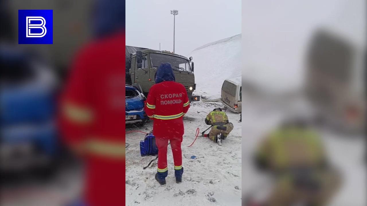 ДТП на Верхне-Ростинском шоссе в Мурманске: водитель Renault оказался зажат в автомобиле
