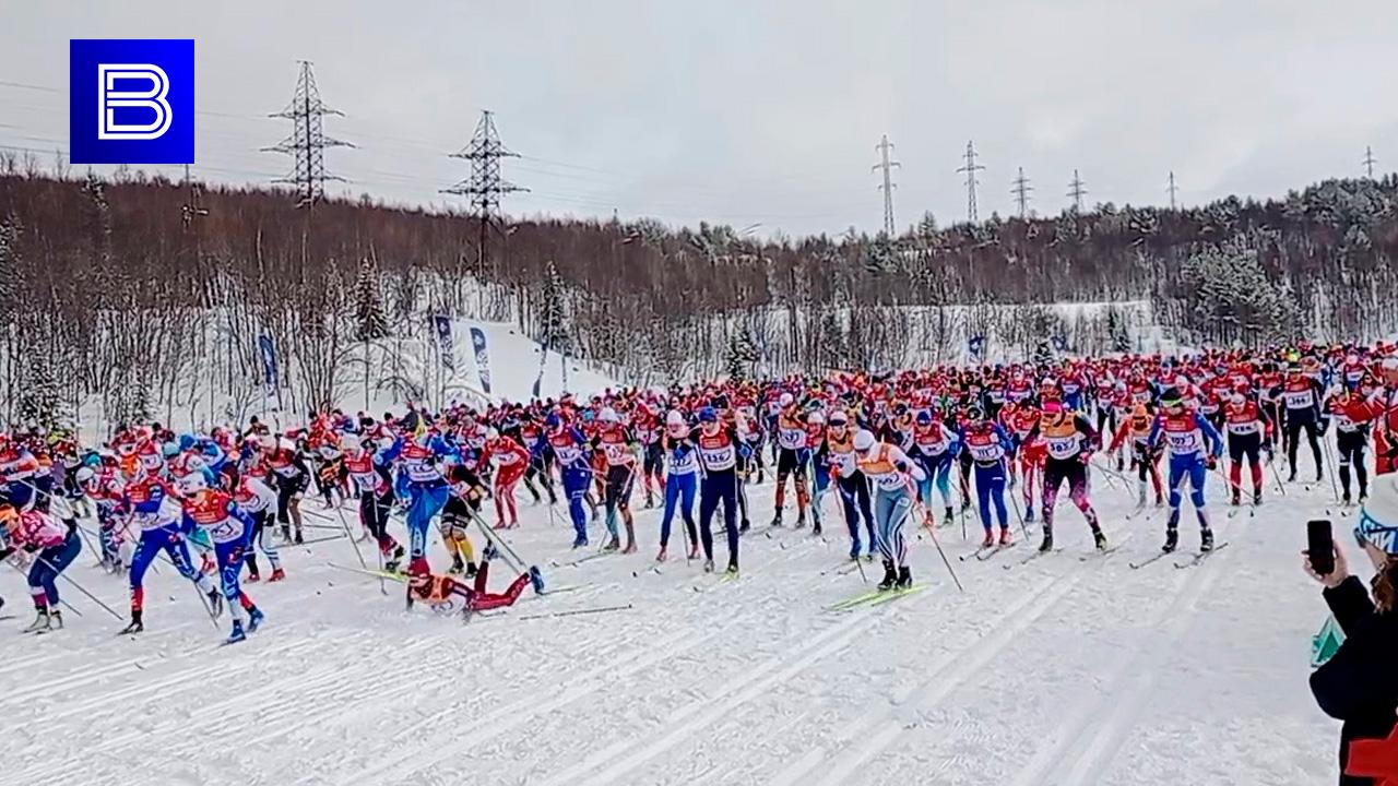 Масс-старт второго дня юбилейного 50-го Мурманского лыжного марафона: спортсмены преодолеют дистанции 25 и 50 км классикой