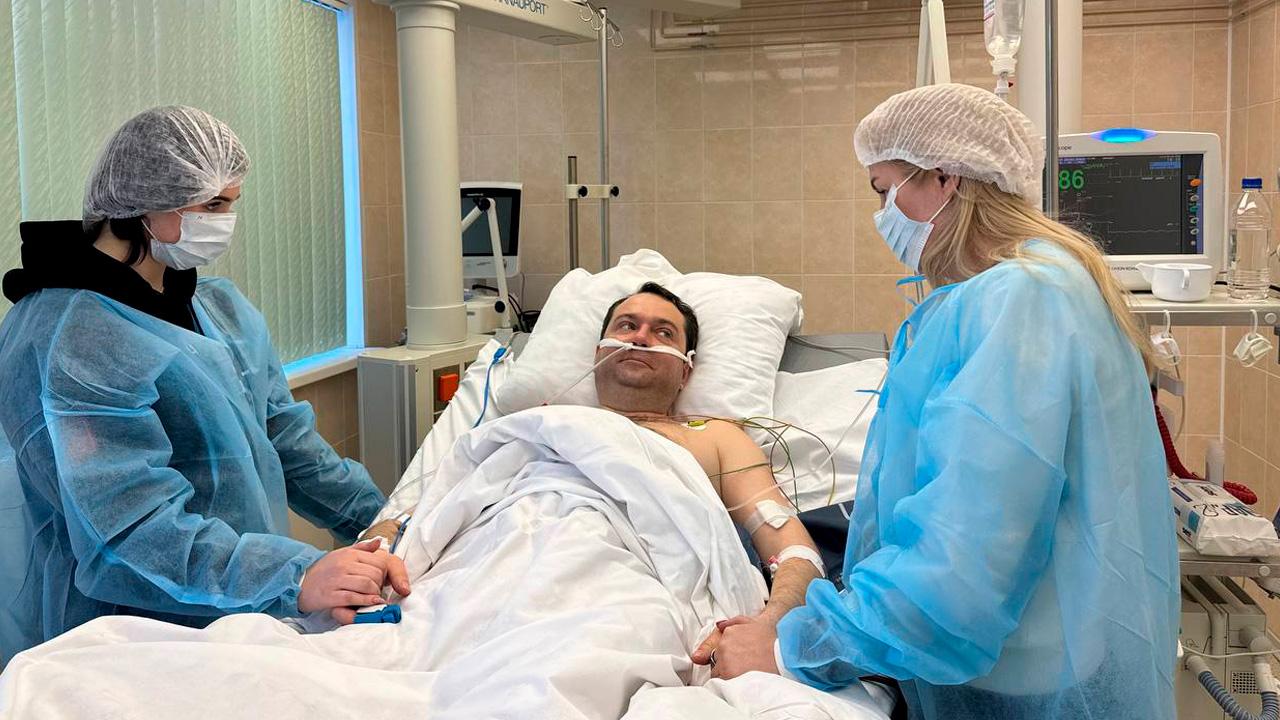 Губернатора Андрея Чибиса навестили в больнице супруга и дочь