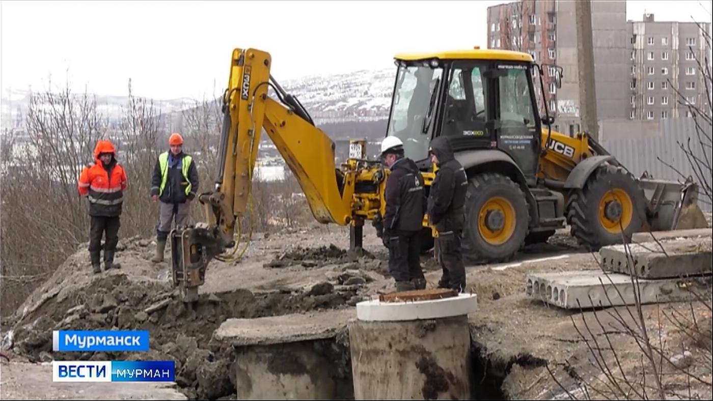 Коммунальная авария в Мурманске: работы на трубопроводе и восстановление дороги продолжаются