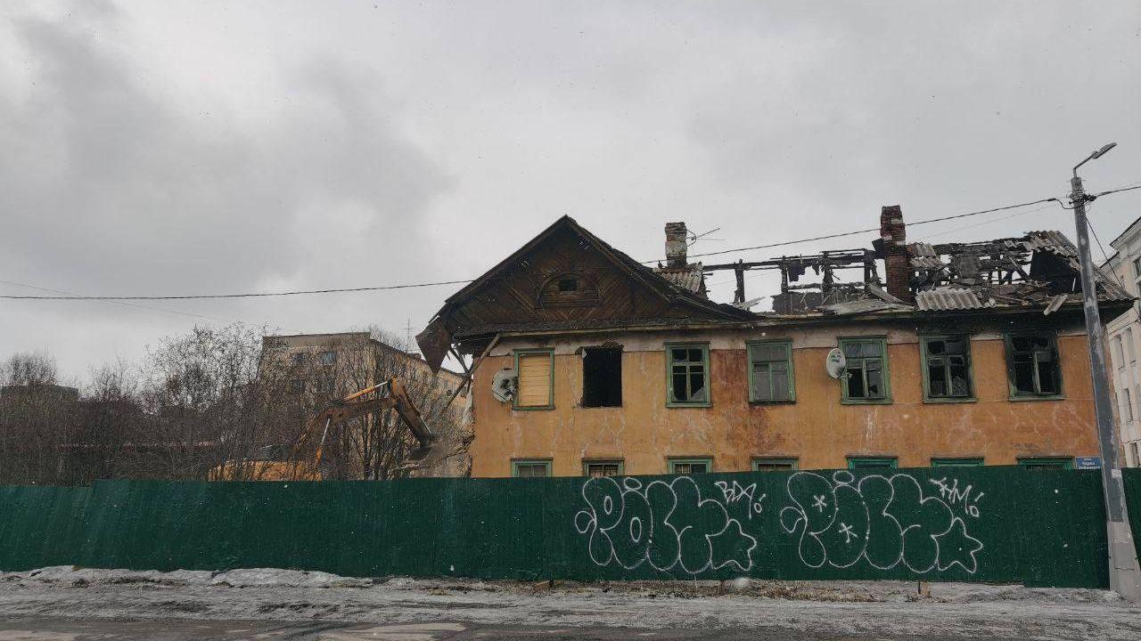 На Карла Либкнехта в Мурманске приступили к сносу аварийных домов 