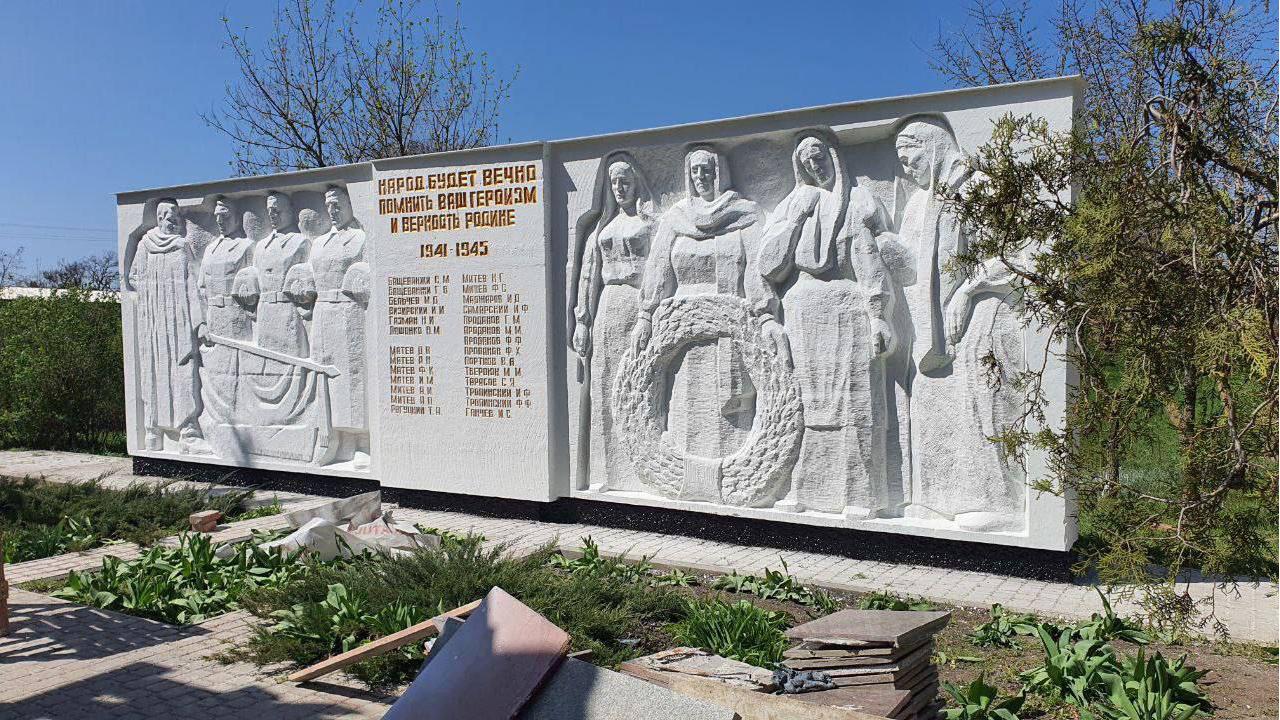Северяне приводят в порядок памятники воинам-землякам, погибшим в годы ВОВ, в Приморском районе
