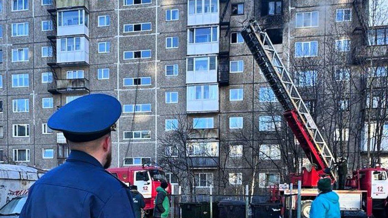 Правоохранители выясняют причины возникновения пожара в жилом доме Мурманска 
