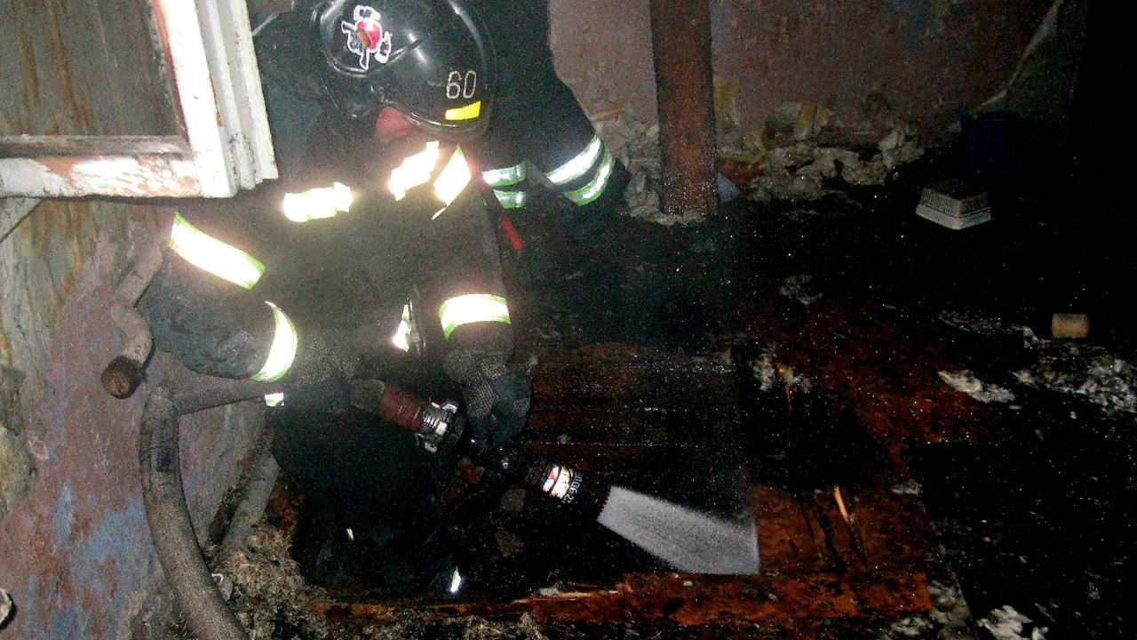 В Кандалакше из горящей квартиры спасли человека
