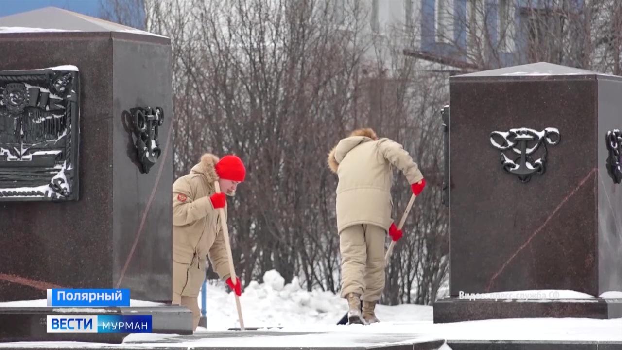 Ко Дню Победы юнармейцы Полярного приводят в порядок памятники воинам Великой Отечественной войны