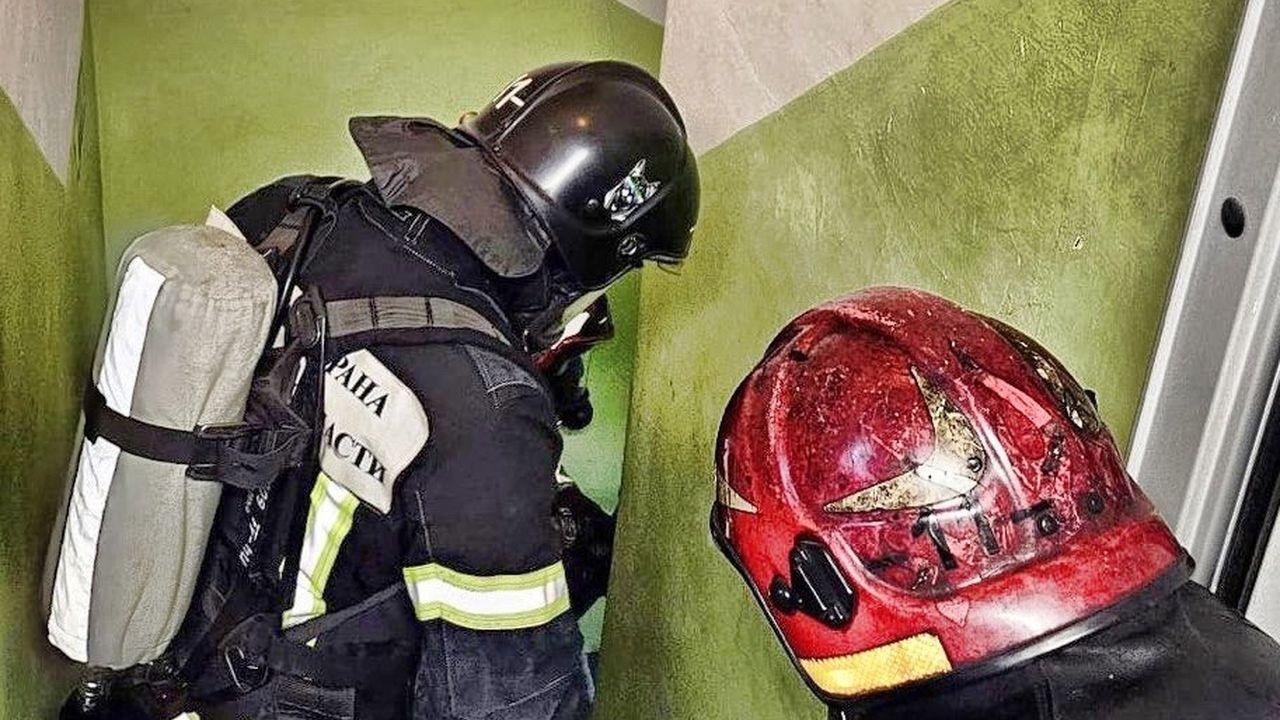 Огнеборцы спасли двух северян из горящей квартиры в Ковдоре