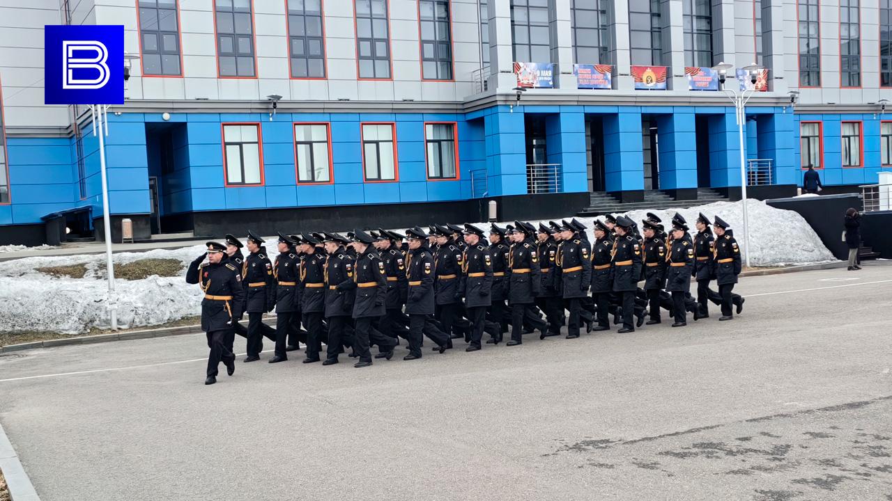 В мурманском Нахимовском училище прошла торжественная церемония поднятия Знамени Победы
