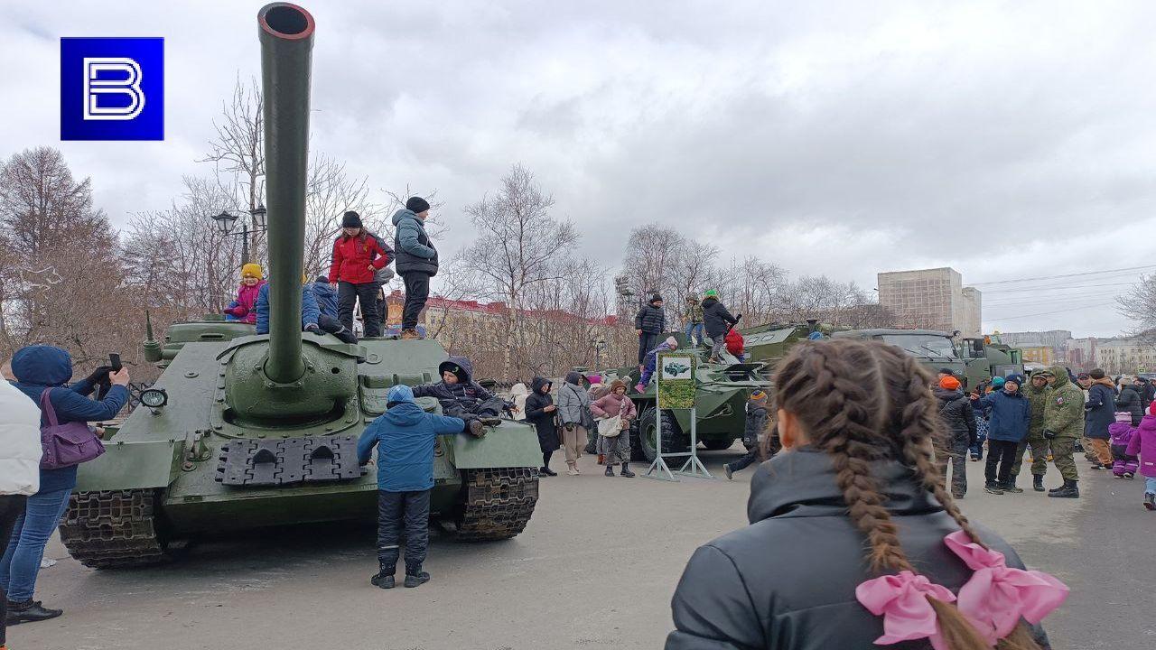 В центре Мурманска развернули выставку военной техники
