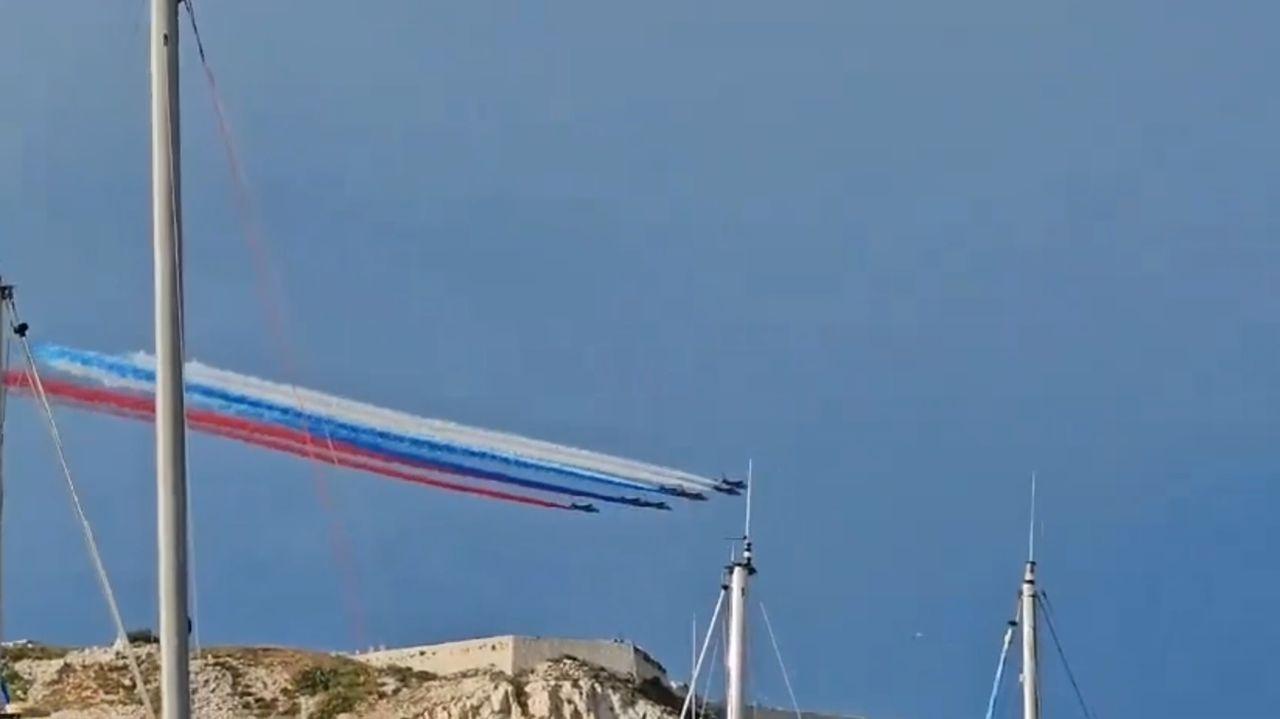 Небо Франции над Марселем окрасил российский триколор 