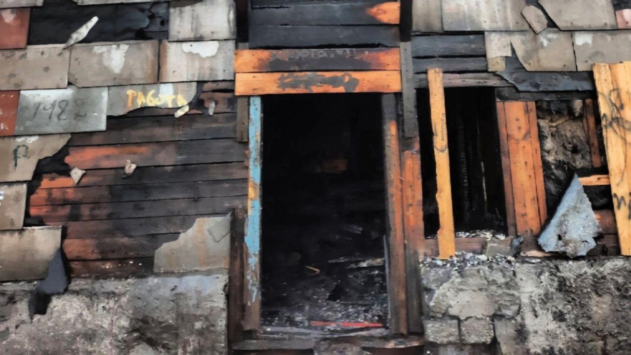 В Мурманске сгорела нежилая двухэтажка 