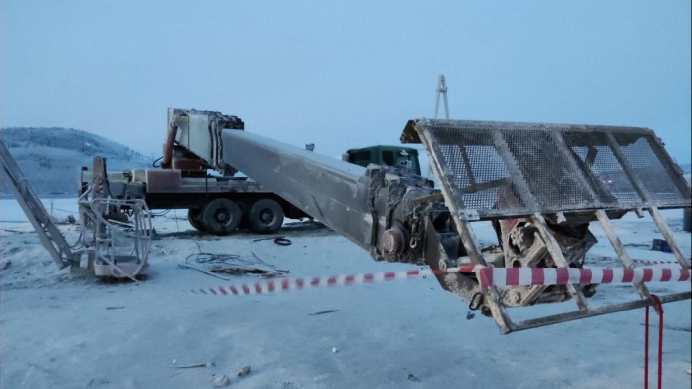 Установлены причины падения электромонтажника с 50-метровой высоты в Мурманской области