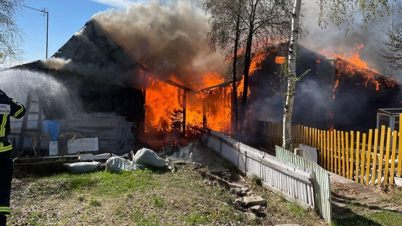 Спасенного во время пожара в гаражно-лодочном кооперативе жителя Верхнетуломского госпитализировали