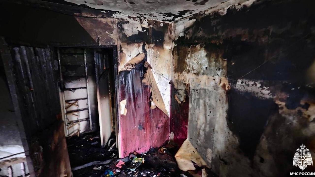 Из-за пожара в квартире на Карла Маркса в Мурманске из дома эвакуировали 14 человек