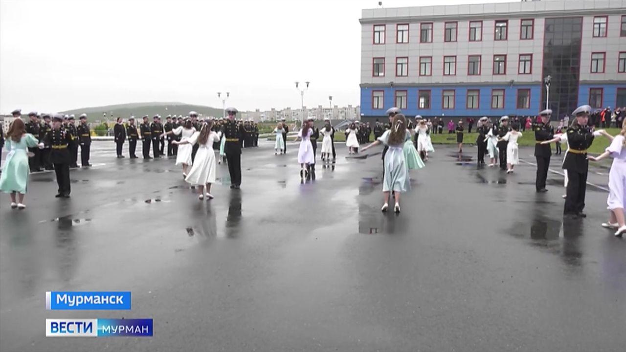 Вальс, знамена, верные товарищи: выпускники Мурманской нахимовки простились с училищем  