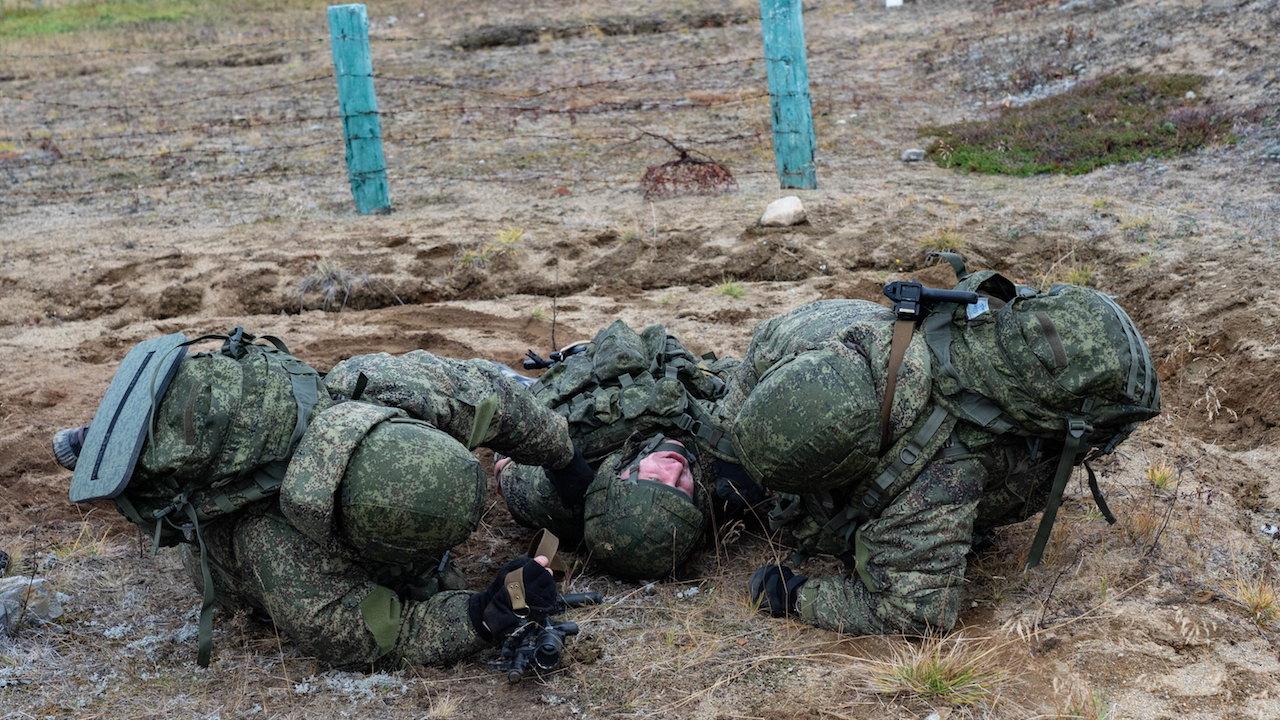 Морские пехотинцы Северного флота во время учения в Печенгском округе спасли раненого бойца