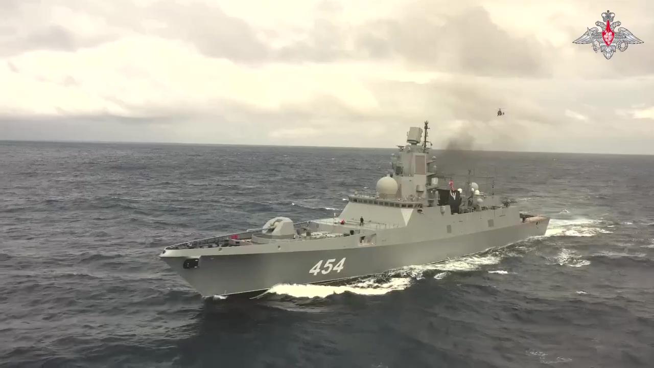 Поиск подлодок в Атлантическом океане отработали фрегат и корабельный вертолет Северного флота