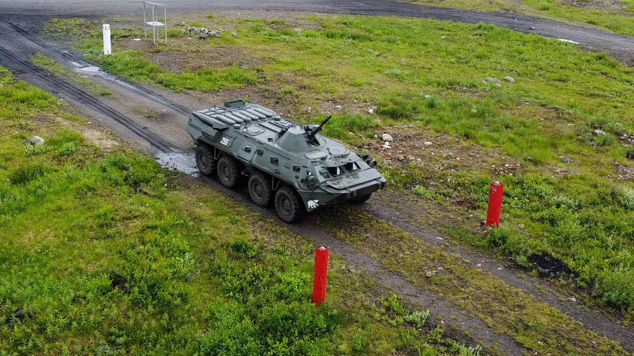 Морские пехотинцы Северного флота во время учений нанесли удар из БТР-80 по мишени
