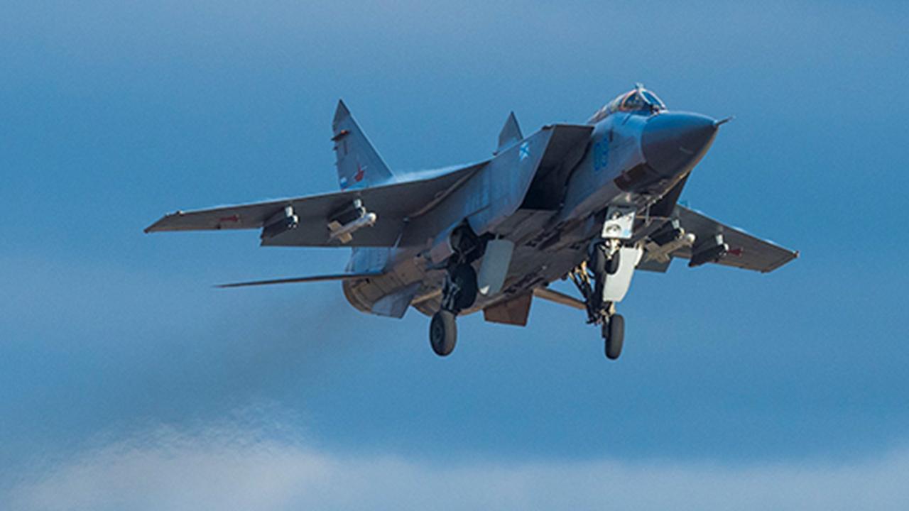 Российский истребитель МиГ-31 сопроводил норвежский самолет, который приблизился к госгранице РФ