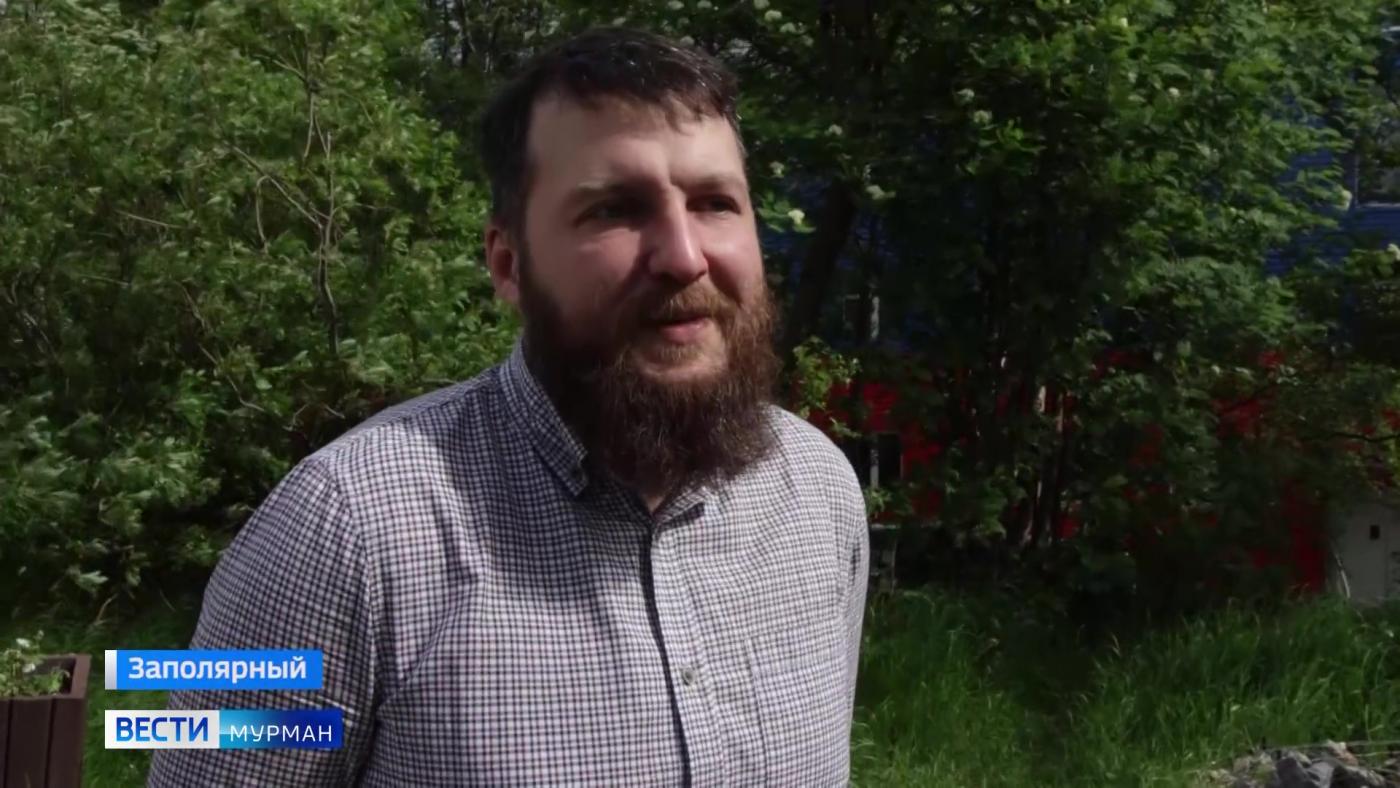 "Человек дела": Виталий Матвиенко из Заполярного создает скамьи, способные избавить город от мусора