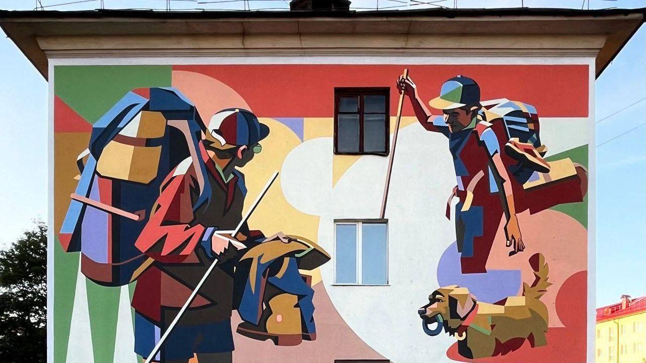 В Мурманске украсили муралами самый длинный дом в России