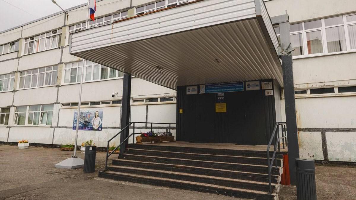В Мурманском международном лицее завершается ремонт актового зала по региональному проекту