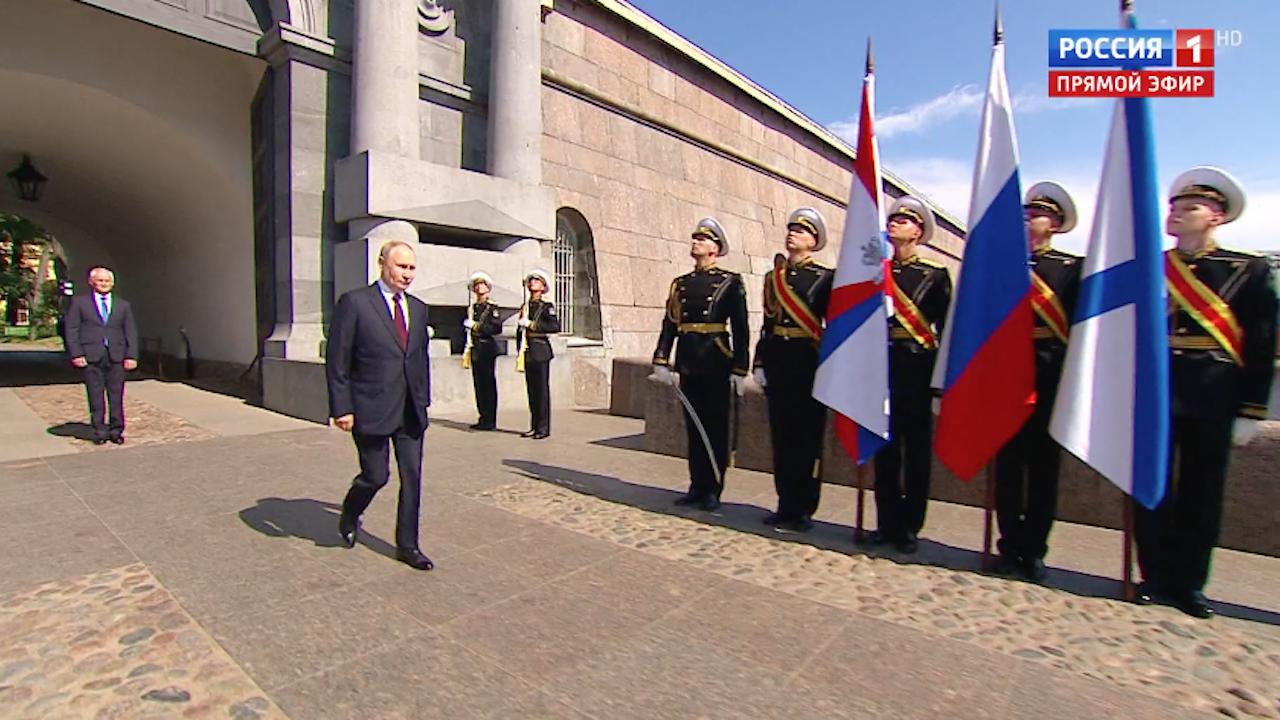 Владимир Путин в поздравлении ВМФ подчеркнул гордость за морскую державу — Россию