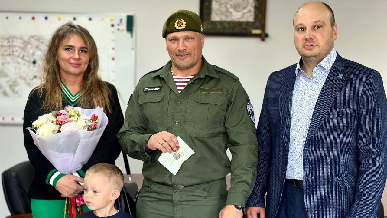 Военнослужащего из Оленегорска наградили медалью Суворова 
