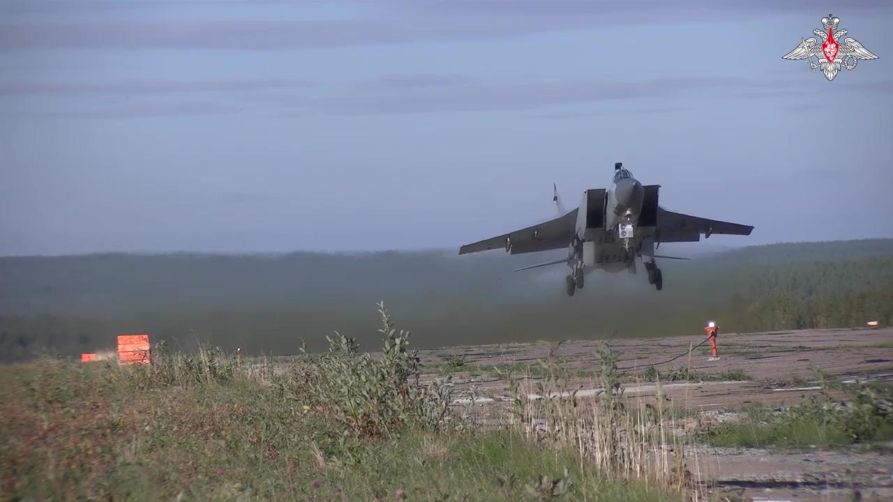 "Океан-2024": истребители МиГ-31БМ перехватили самолет условного противника над Баренцевым морем