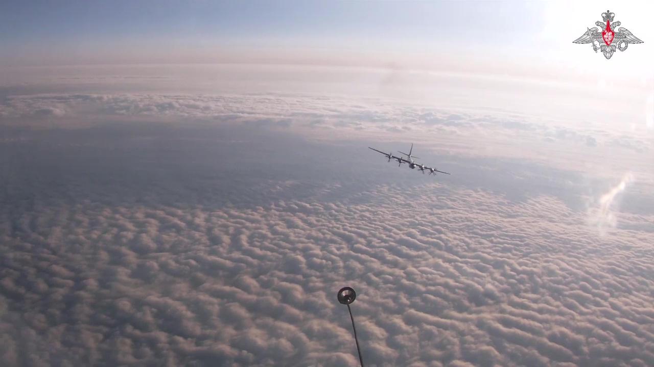 Учения "Океан-2024": экипажи Ту-142 выполнили практическую дозаправку топливом над Баренцевым морем