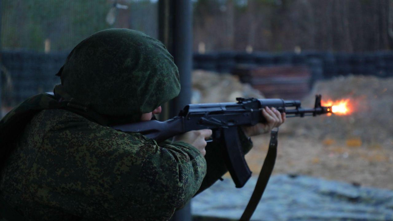 Военнослужащие Северного флота во время учений поразили мишени из штатного оружия