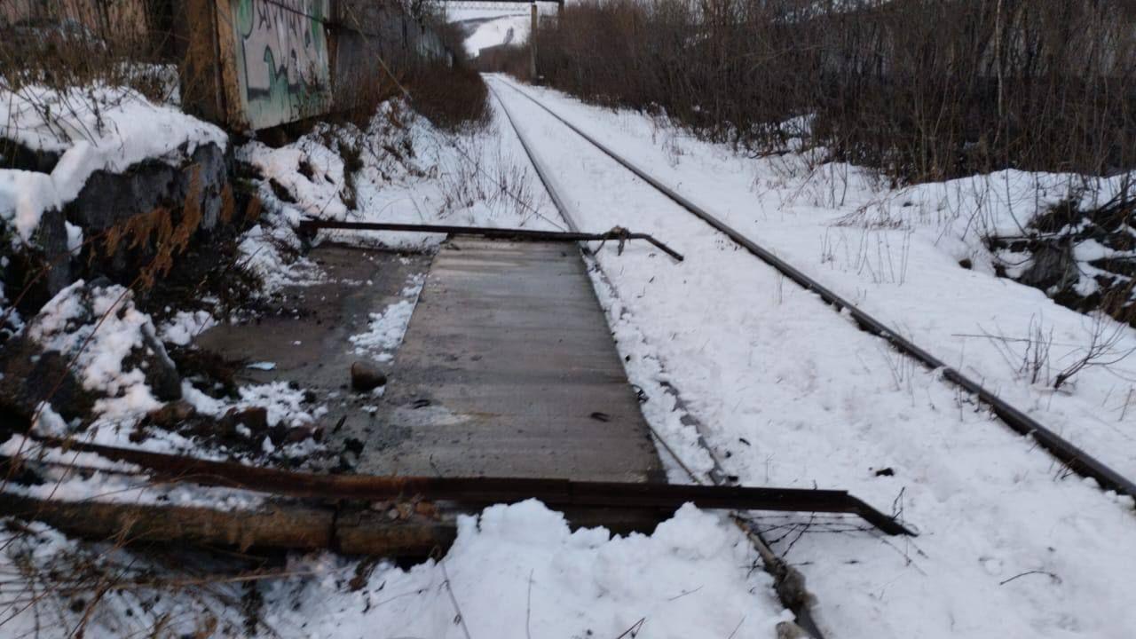 После вмешательства прокуратуры с ЖД путей в Мурманске убрали железобетонную плиту  