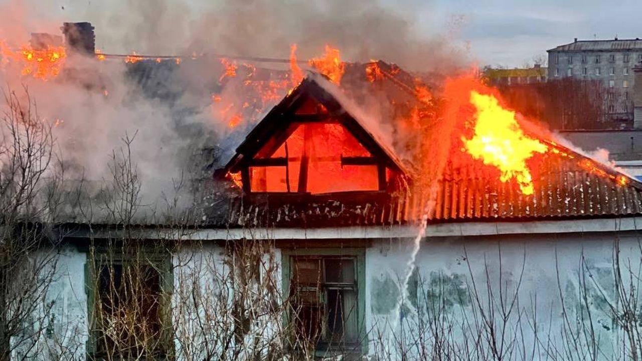 В Мурманске на Фестивальной из горящего дома спасли мужчину