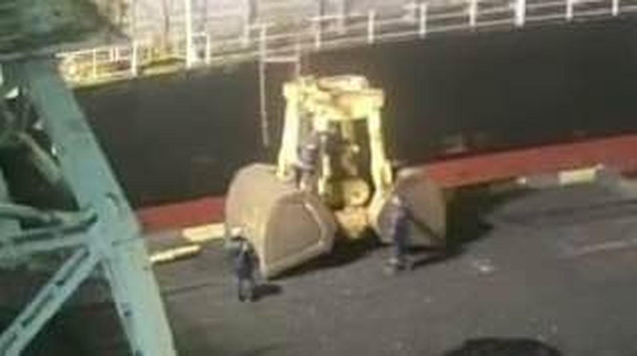 В Кандалакшском морском торговом порту докер получил травму во время работы